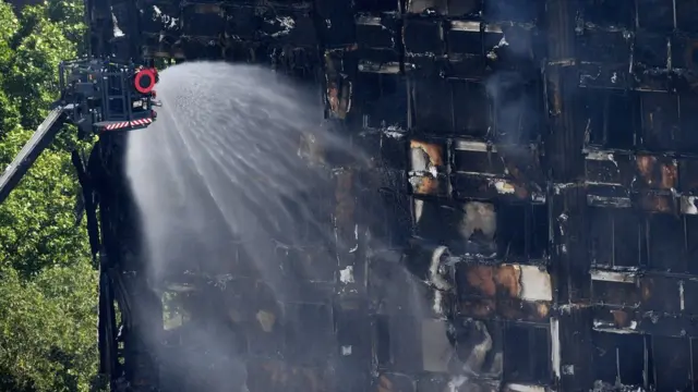 Bomberos intentan apagar el edificio