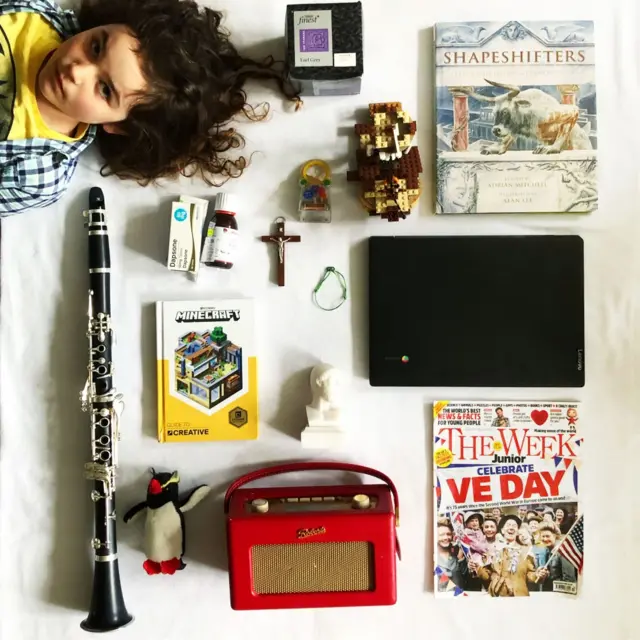 • در بریتانیا، شولتو استیل نه ساله تصمیم گرفت تا از خواهرش اسمرالدا، کلارینت او و داروهای شیمی‌درمانی خودش عکس بگیرد: "الان بیشتر از سه سال است که به خاطر سرطان خون تحت مداوا بوده‌ام اما دیگر دارد تمام می‌شود. البته هنوز هم باید از بقیه دوری کنم و این مساله بعضا اذیت‌کننده است"