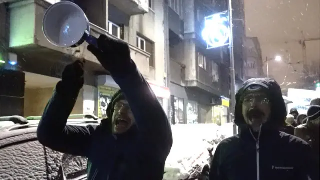 Demonstranti po snegu lupaju u šerpe tokom šetnje.