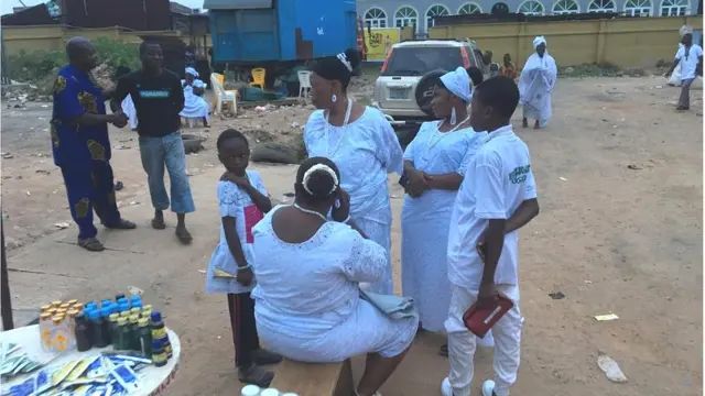 Iya ati awọn ọmọ to wọ asọ funfun