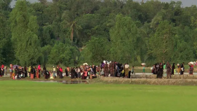 উখিয়া সীমান্তের কাছে নাফ নদীর ওপারে এসে জড়ো হয়েছেন রাখাইনের রোহিঙ্গারা