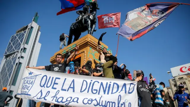 Manifestantes en Plaza Dignidad este sábado.