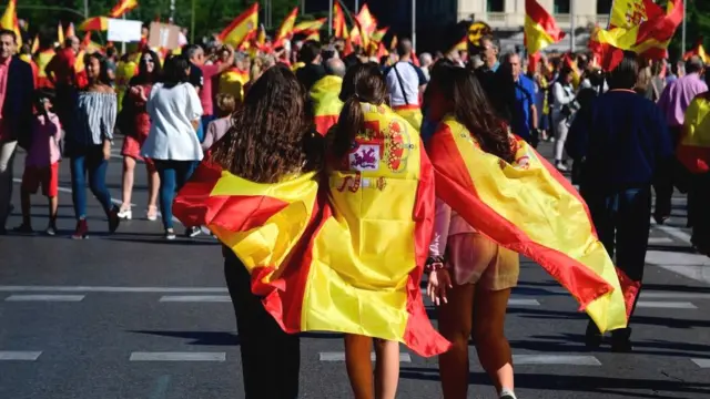 कैटेलन झंडे के साथ महिला प्रदर्शनकारी