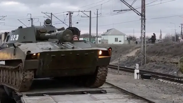 بعض المعدات تنقل عبر السكة الحديد.