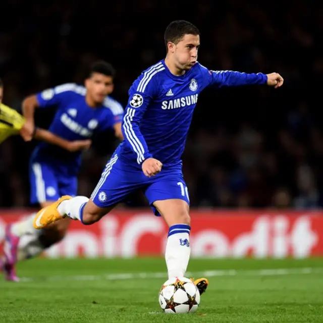 EL belga Eden Hazard patea un penalti