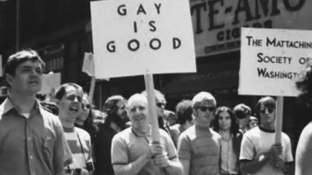 तस्वीर में बीच में दिख रहे हैं फ्रैंक