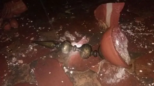 தாஜ்மஹாலின் உயரமான கோபுரம் புயலில் சேதம்