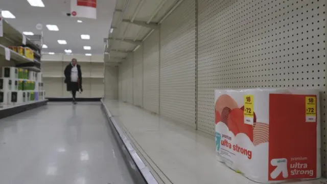 Пустые полки в отделе туалетной бумаги