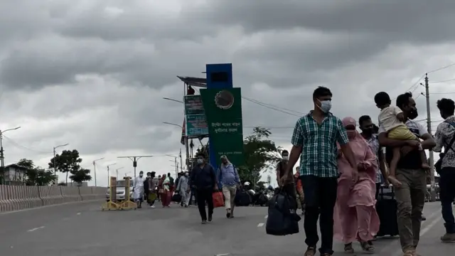 যানবাহন না থাকায় অনেক মানুষই পায়ে হেঁটেই গন্তব্যের দিকে যাত্রা করেছেন