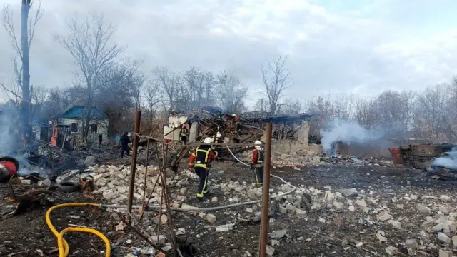 Последствия ракетной атаки в Дарницком районе Киева - фото опубликовал замглавы офиса президента