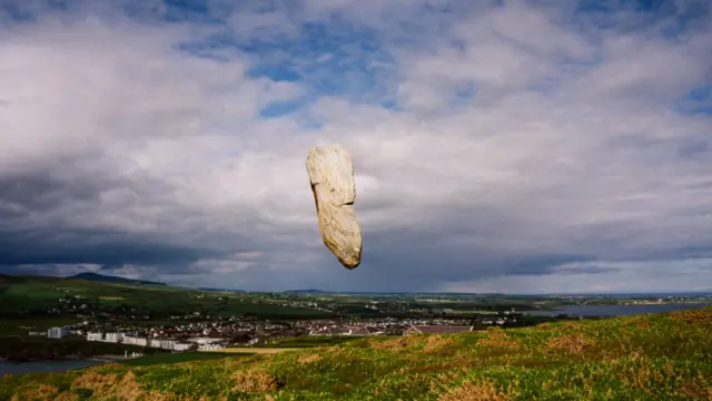 இந்தப் பாறைகள் அந்தரத்தில் நிற்பது எப்படி