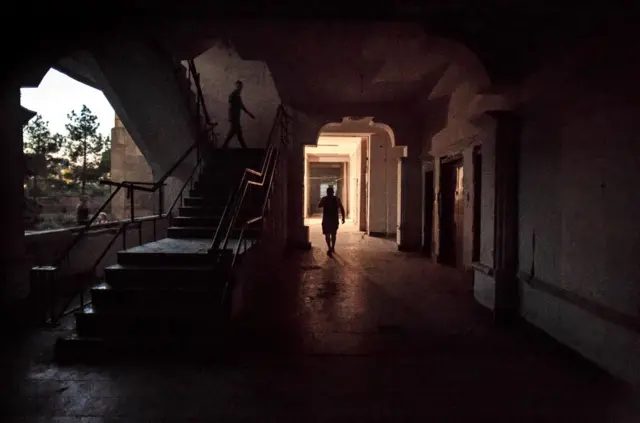 Residentes caminan por el primer piso del edificio.