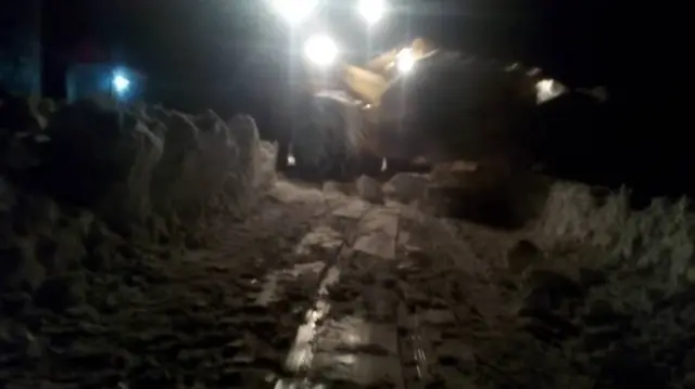 جریان برف پاکی از کوتل قوناق بطرف بازار جوز ولسوالی میرامور ساعت ۹:۳۰ دقیقه شب توسط وسایط فواید عامه ولایت دایکندی