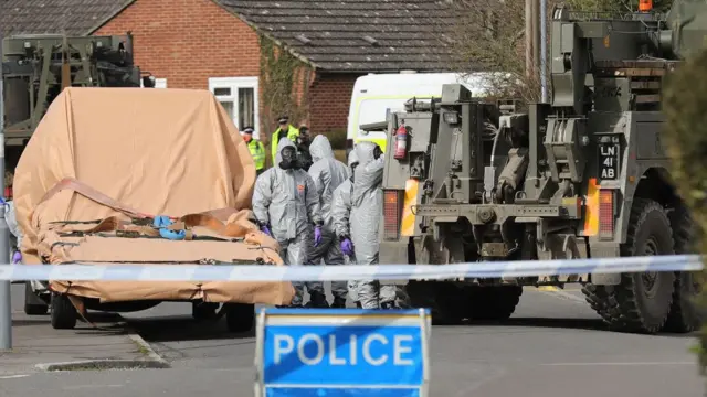Бронемашина и люди в спецкостюмах на улицах Солсбери
