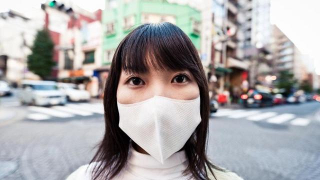 日本人非常讲究环境和个人卫生，很多人早已习惯戴口罩