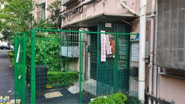 而且,最近官方封控手段升級,在一些小區,政府運來越來愈多的綠色鐵柵欄,將許多住宅門口或街口封住。