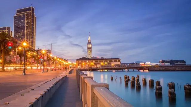 1989년 지진으로 사용할 수 없게 되기 전까지 엠바카데로는 고속도로였다