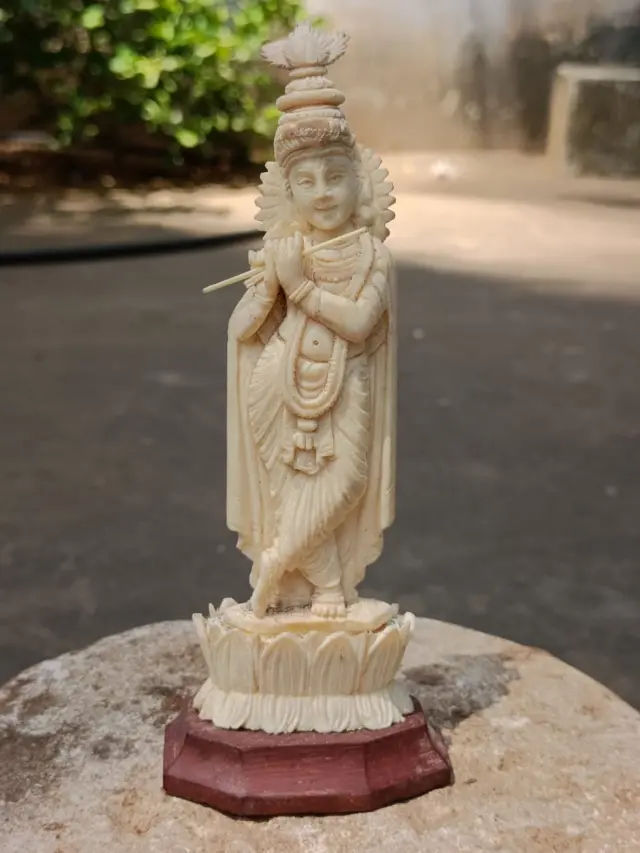 யானை தந்தத்தில் செய்யப்பட்ட கடவுள் சிலை