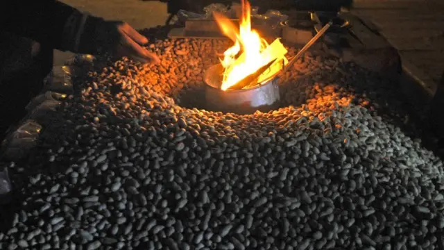 શેકવામાં આવી રહેલી મગફળી