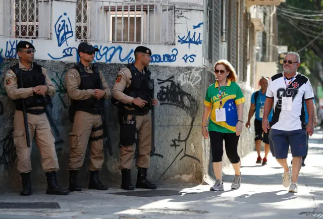 Policiais e torcedores no Maracanã