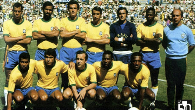 Pelé agachadobonus bronze stakemeio a jogadores da Seleção Brasileira