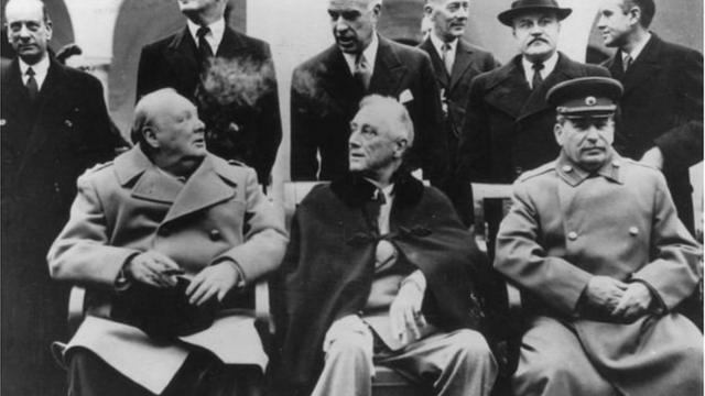 Stalin (hàng đầu bên phải)