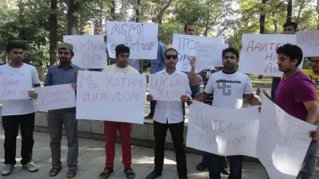 Азия медицина институтунда окуган пакистандык жана индиялык студенттер 2014-жылы диплом ала албай, нааразылык акциясына чыккан учуру.