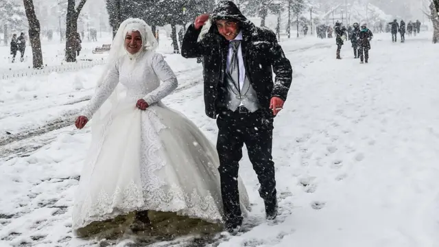 Yenicə evlənmiş ər-arvad Sultanahmet Meydanında gəzir.