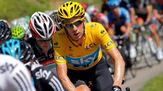 Bradley Wiggins (camiseta amarilla) seguido de Chris Froome