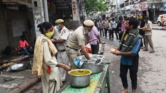 Раздача бесплатной еды в Дели