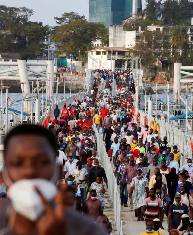 Matafiya a kasa na tsallaka gadar da ta hada tsakanin babban yankin Kenya da kuma tsibirin Mombasa an raba tsakani ne saboda a shawo kan annobar korona 29 Satumbar 2021