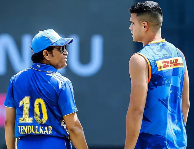 बेटे अर्जुन तेंदुलकर के साथ सचिन तेंदुलकर