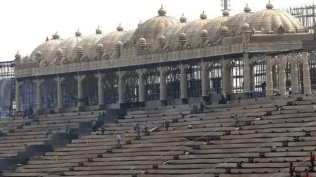 यमुना किनारे कार्यक्रम के लिए बना मंच