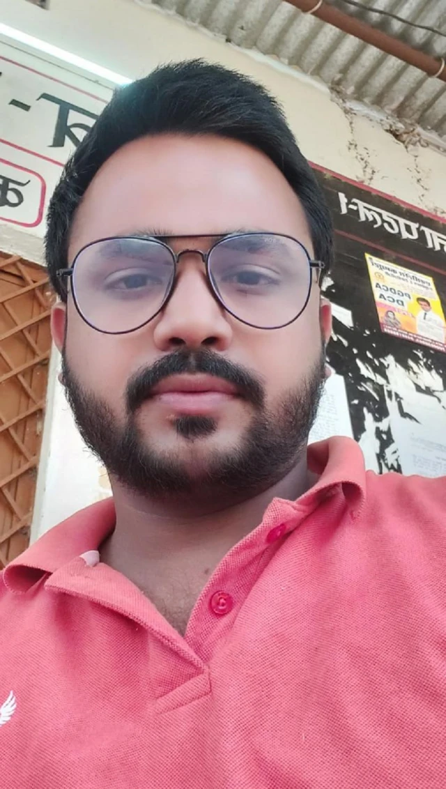 पुलिस ने जिन लोगों की तस्वीर वायरल की है, उनमें से एक 30 वर्षीय आरटीआई एक्टिविस्ट सुनील चौधरी भी हैं