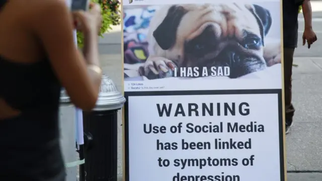 Un aviso de una campaña de Talkspace que dice "Advertencia, el uso de las redes sociales se ha vinculado a los síntomas de depresión"