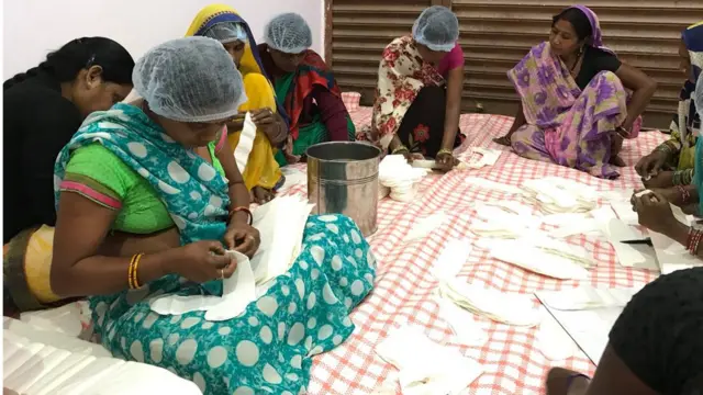 सैनेटरी पैड बनाती आदीवासी महिलाएं