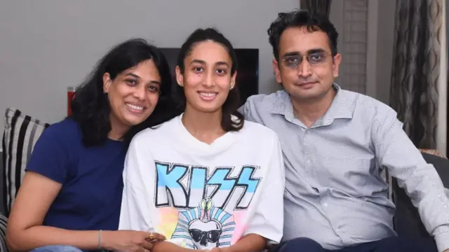 માના પટેલ માતાપિતા સાથે