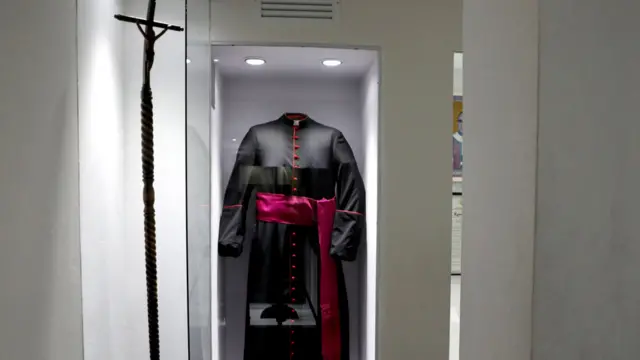 Una de las sotanas usadas por monseñor Romero exhibida en el Museo de los Mártires en la Universidad Centroamericana