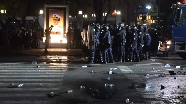 ขวดน้ำที่ถูกปาใส่แนวตำรวจเกลื่อนกราดอยู่บริเวณถนนหน้าศาลฎีกา