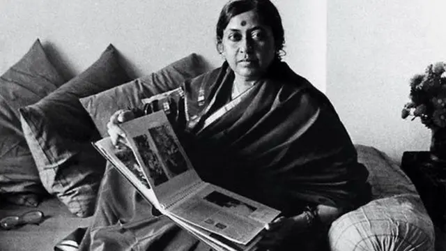 લેખિકાની તસવીર