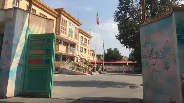 مدرسه زینب مقابل باغ سیب مهرشهر که حالا نامش عوض و ساختمانش بازسازی شده است