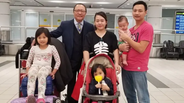 Nghệ sỹ Nam Lộc cùng gia đình Bạch Hồng Quyền tại sân bay Toronto