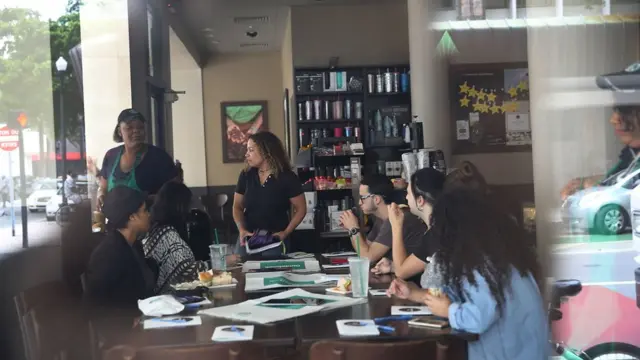 8 bin Starbucks 'ırkçılık' eğitim için aynı anda kapandı