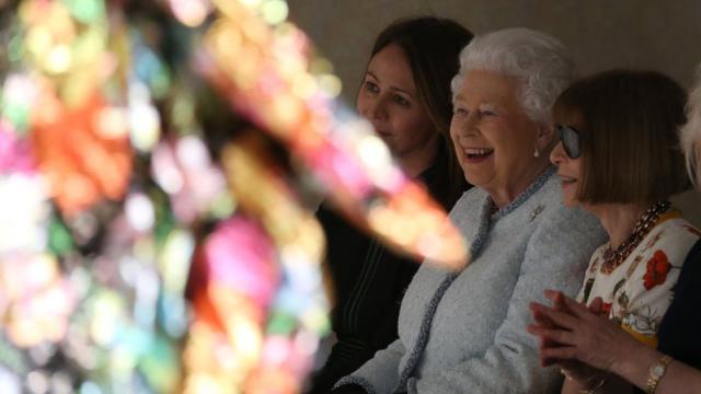 Королева смотрит модный показ Ричарда Куинна