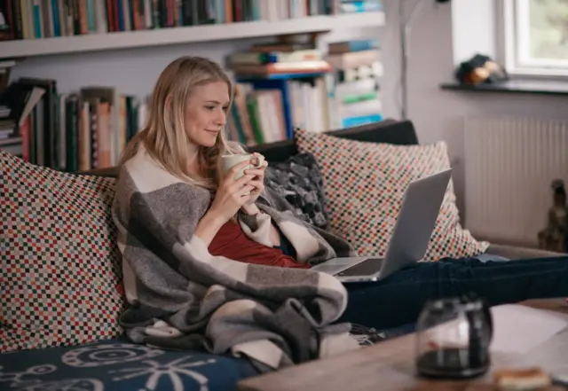 Женщина перед компьютером