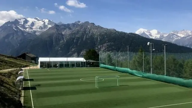 알프스 산맥이 오트마어 히츠펠트 경기장을 둘러싸고 있다