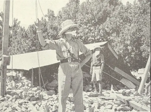 شہر میں لاشوں کے تعفن کے باعث امدادی کارکن ناک اور منھ پر ماسک پہنے نظر آ رہے ہیں