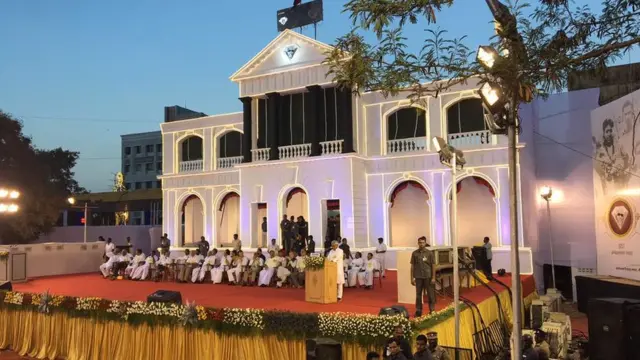 சட்டப்பேரவையின் வடிவில் பிரம்மாண்டமான விழா மேடை