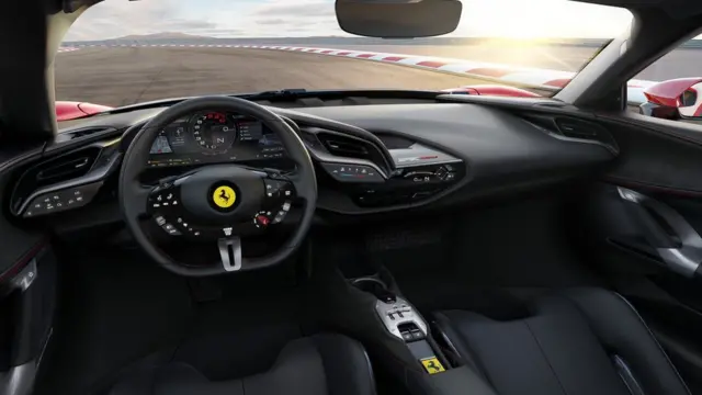 فراری می‌گوید هشتاد درصد از بخش‌های مختلف ماشین را می‌توان از طریق دکمه‌های لمسی روی فرمان کنترل کرد