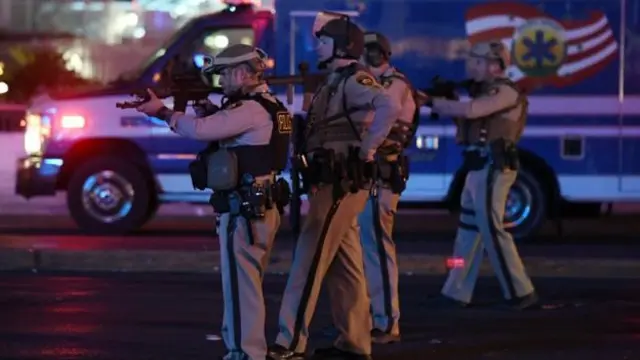 全副武装的警察赶到现场，加强安全戒备。